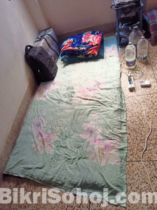 ২ মাস ব্যবহারকৃত তোষক ও ২ টা বালিশ